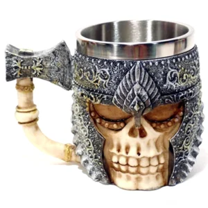 3D Wikinger Becher mit Schädel und Axt Design von vorne
