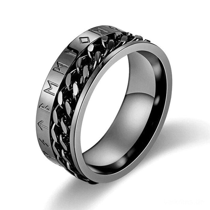 9mm breiter Wikinger Ring mit Runen, Trageansicht am Finger