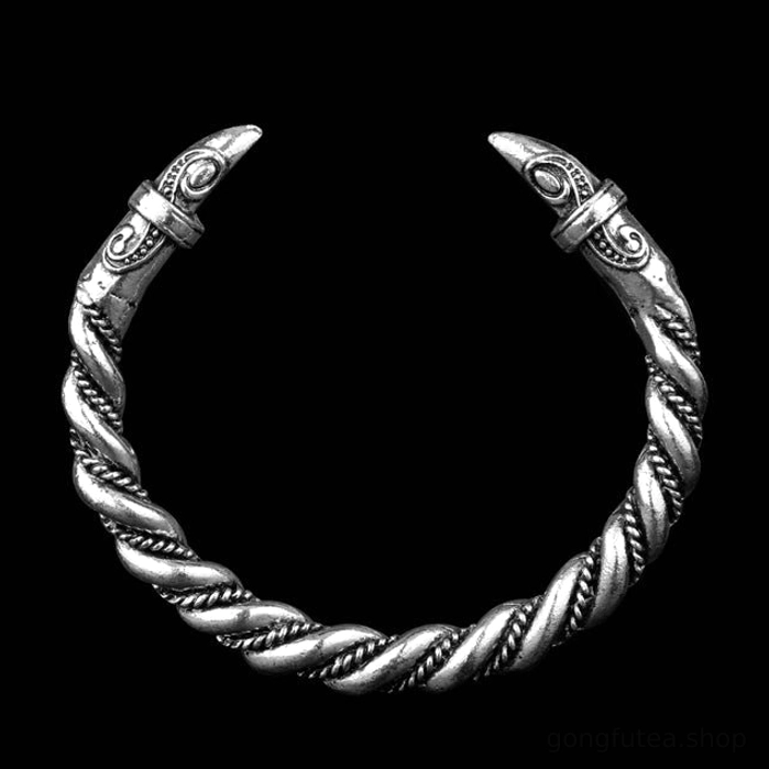 Antik silberfarbener Wikinger Armreif mit gedrehtem Muster und Drachenkopf Enden