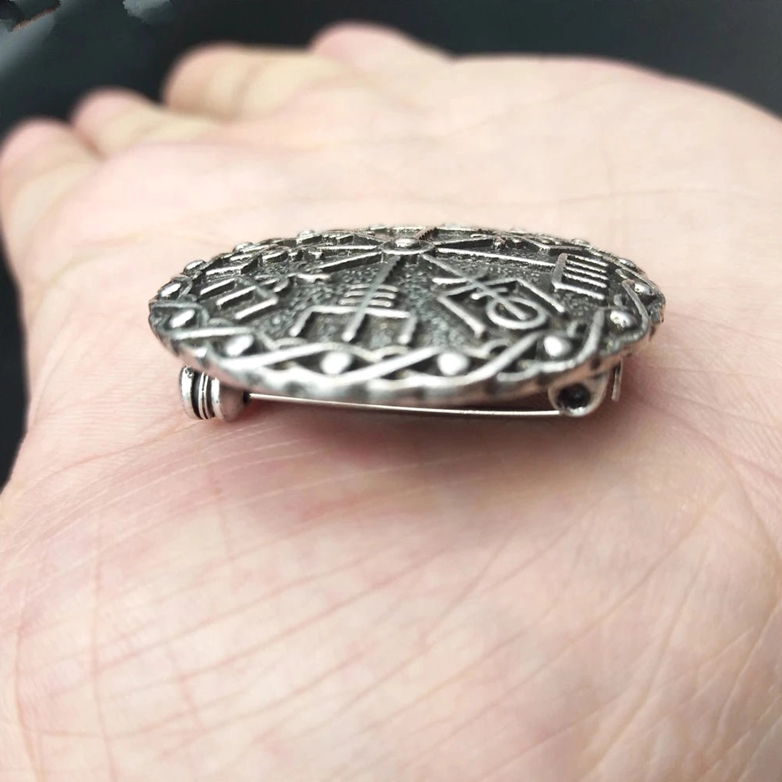 Antike Wikinger Brosche Vegvisir als Outfit Accessoire