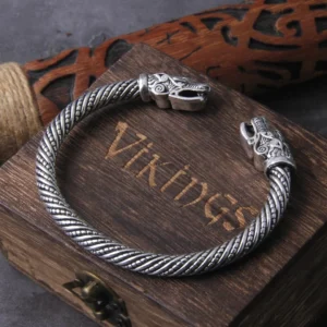 Antiker Wikinger Armreif aus Metall mit Geri und Freki Motiv