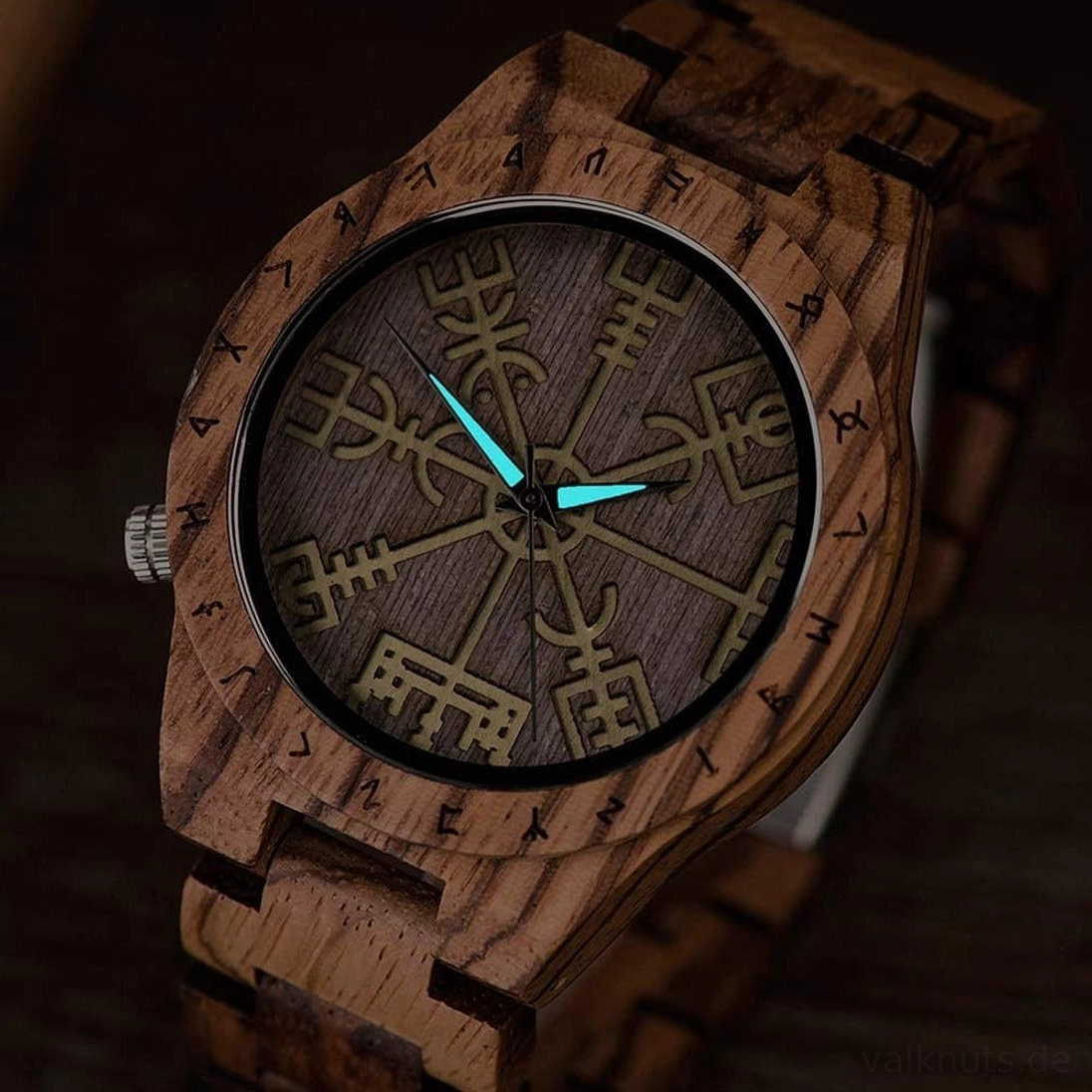 Braune Wikinger Holzuhr mit Vegvisir Symbol am Handgelenk