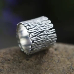 Breiter Wikinger Runen Ring, silberner Edelstahl Amulett mit Rindentextur