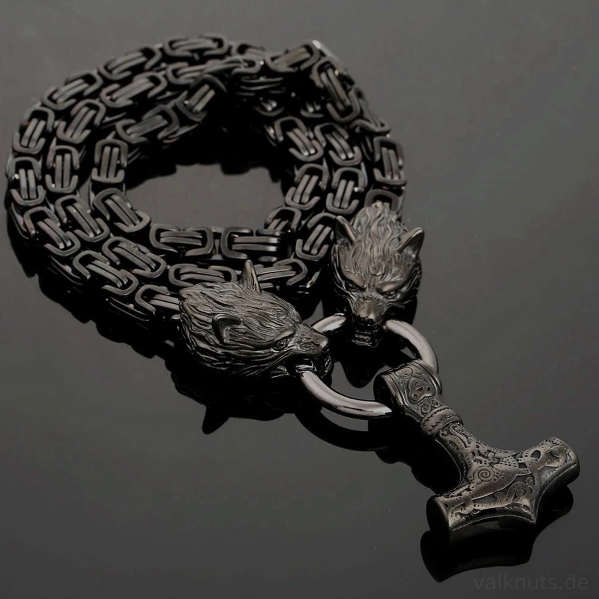 Detaillierte Detailansicht des Mjolnir Anhängers der Thors Hammer Wolf Kette aus Edelstahl