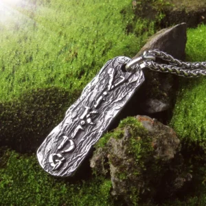 Detailansicht der Rindentextur auf dem Wikinger Anhänger der Wikinger Kette