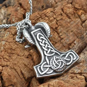 Detailansicht Thors Hammer Kette mit wikinger knotentextur und Widderkopf
