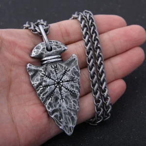 Detailansicht des Aegishjalmur Symbols auf dem Wikinger Anhänger der Wikinger Kette