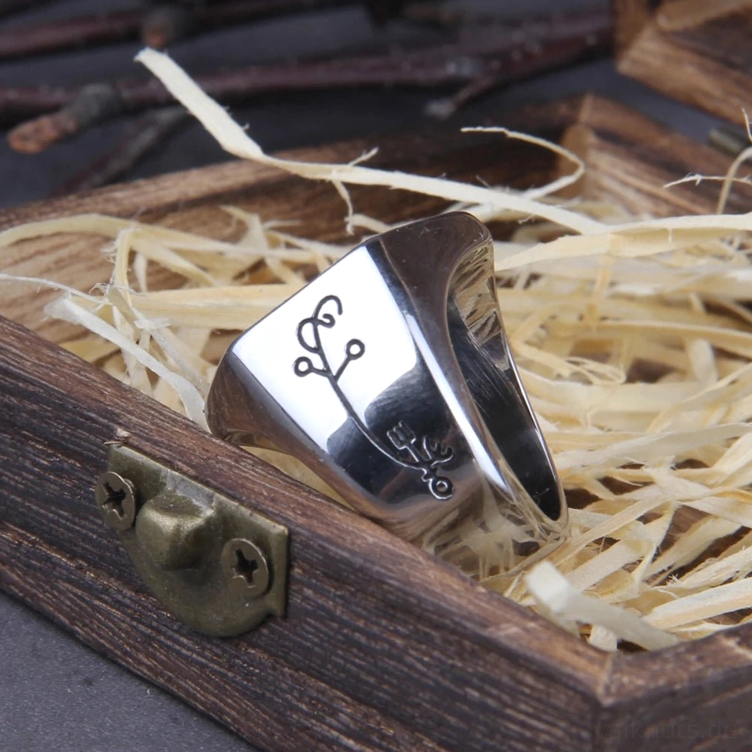 Detailansicht der Gravur von dem Wikinger Ring mit Aegishjalmur Amulett