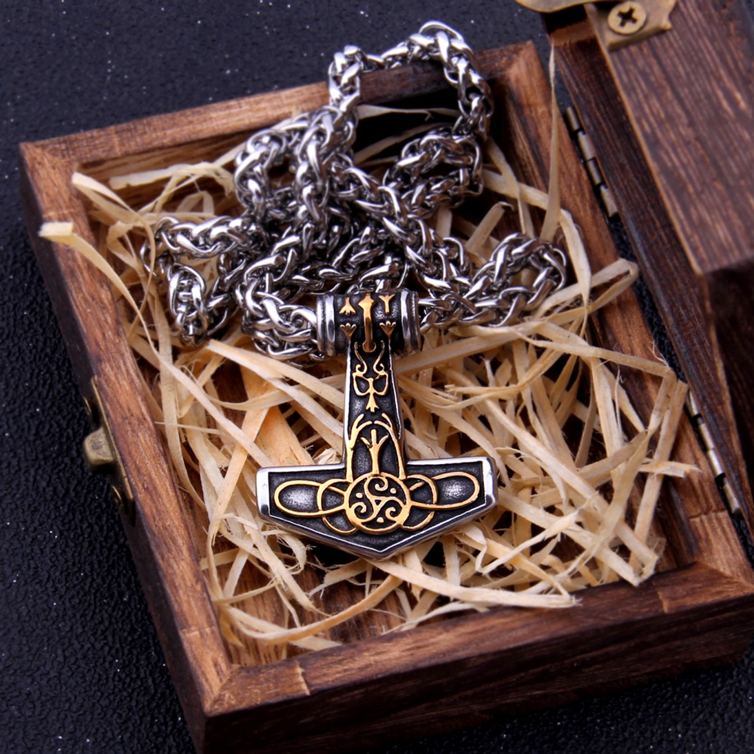 Detailansicht goldene Algiz Rune auf schwarzem Thors Hammer Amulett, Thors Hammer Kette
