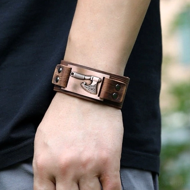 Detailansicht der Axt Gravur auf dem Wikinger Leder Armband
