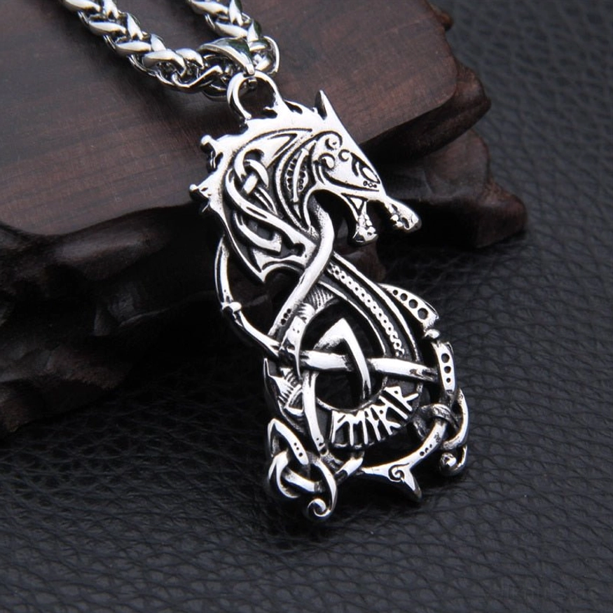 Detailansicht des Fenrir Anhängers der Wikinger Wolf Kette