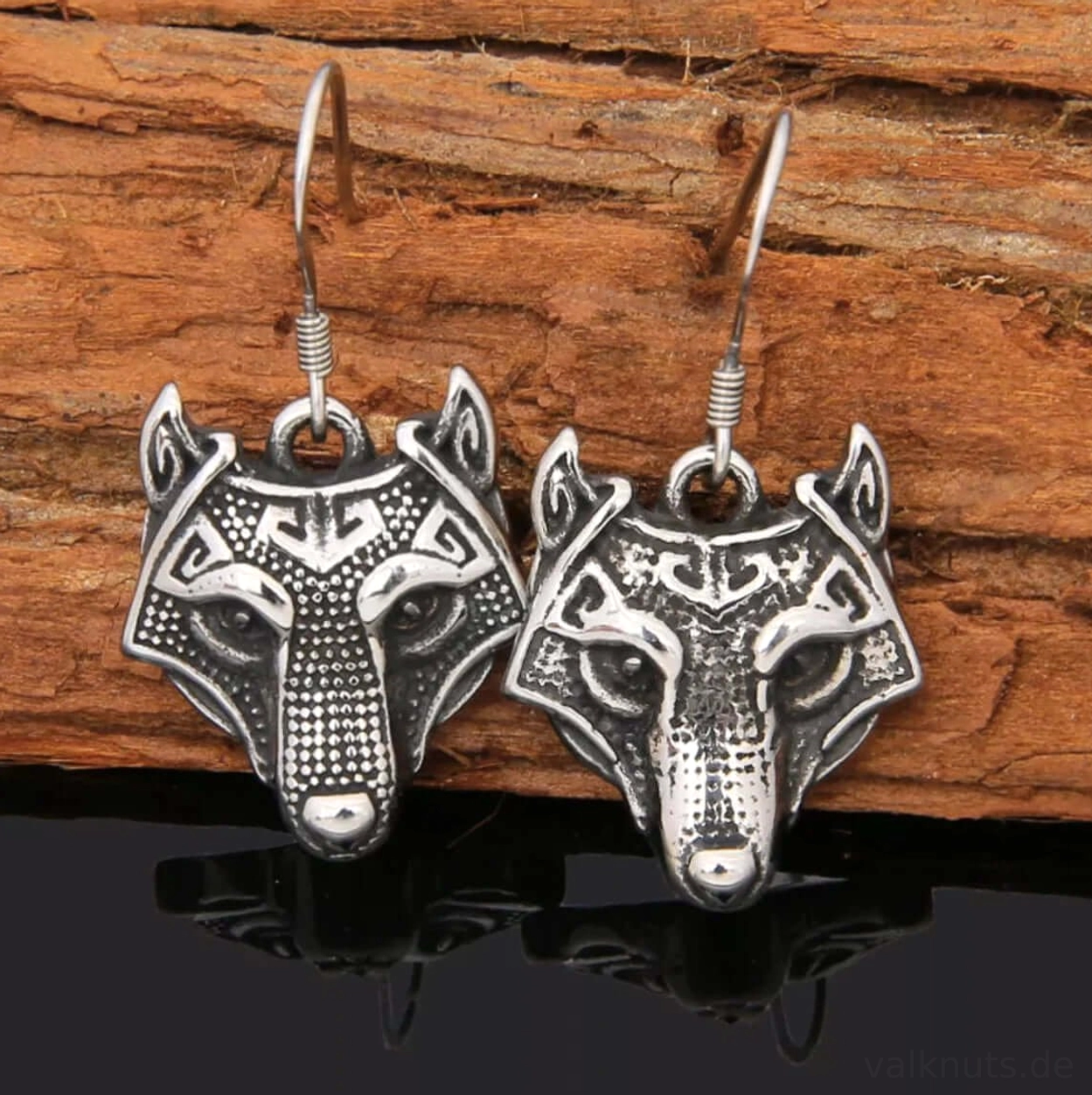 Detailansicht des Fenrir Wolfskopfes Wikinger Ohrringe mit traditionellen Ornamenten