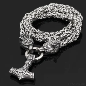 Detailansicht der Mjolnir Gravur auf der Wikinger Wolf Kette Thors Hammer