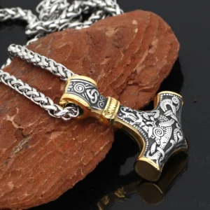 Detailansicht der Gravur der goldenen Thors Hammer Kette, Wikinger Amulett