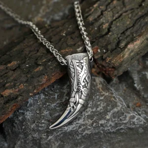 Detailansicht der Gravur der Wikinger Wolf Kette Wolfszahn