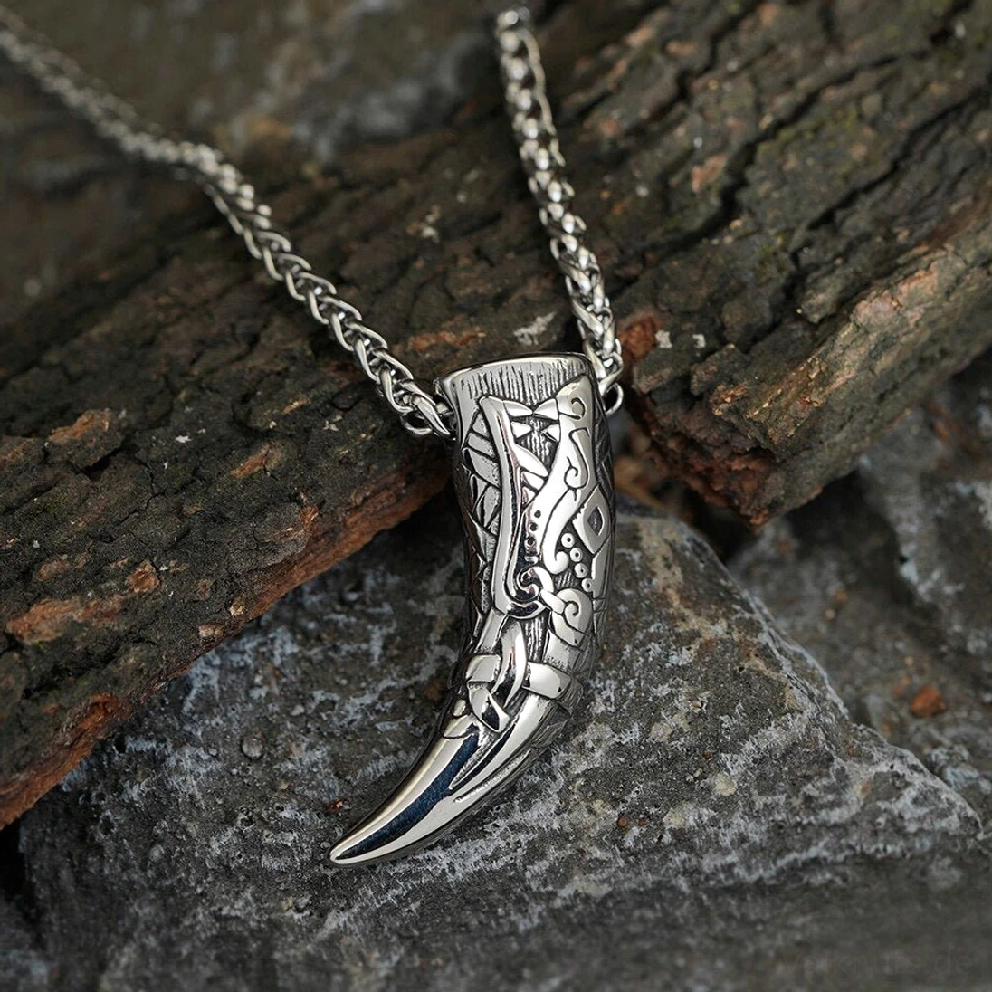 Detailansicht der Gravur der Wikinger Wolf Kette Wolfszahn