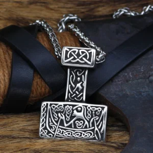 Detailansicht der Gravuren auf der silbernen Thors Hammer Kette, Wikinger Schmuck