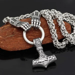 Detailansicht des Mjölnir Anhängers der Thors Hammer Kette mit Berserker Design
