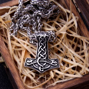 Detailansicht Mjölnir Anhänger Thors Hammer Kette, nordisches Wikinger Amulett