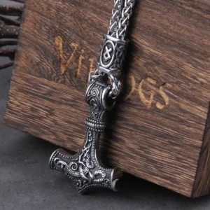Detailansicht Thors Hammer Kette Mjölnir mit nordischer Rune, Wikinger Schmuck