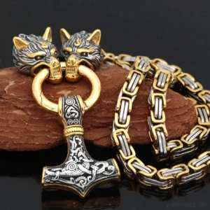 Detailansicht Mjolnir Anhänger mit Wolfsköpfen der Wikinger Wolf Kette