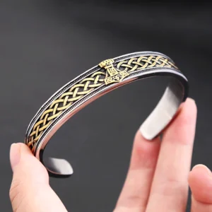 Detailansicht des Mjolnir Motivs auf dem Wikinger Armreif
