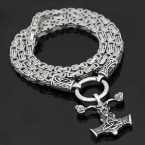 Detailansicht Thors Hammer Mjölnir und Sleipnir an Wikinger Runen Kette