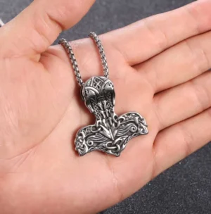 Detailansicht der Gravuren auf dem Thors Hammer Anhänger der Wikinger Kette