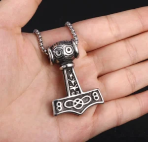 Detailansicht Thors Hammer Kette Jarl - Verzierte Oberfläche mit Wikinger Runen