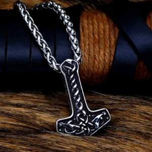 Detailansicht des Mjölnir Anhängers mit keltischen Schnitzereien, Thors Hammer Kette