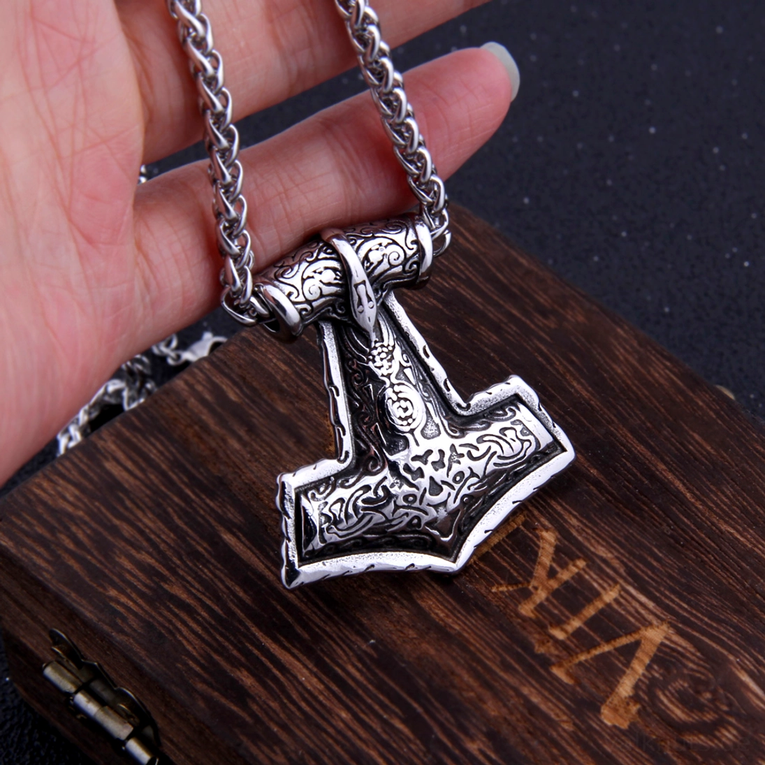 Detailansicht Thors Hammer Kette, verzierten Mjölnir Pendant aus Antik-Silber
