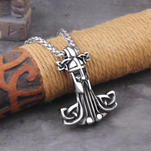 Detailansicht Mjölnir Anhänger Thors Hammer Kette mit keltischem Design