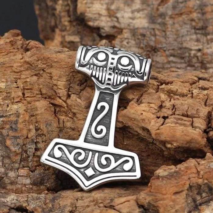 Detailansicht der Thors Hammer Kette mit traditioneller Wikinger Gravur
