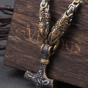 Detailansicht der Tierköpfe der goldenen Thors Hammer Kette mit Midgardschlange