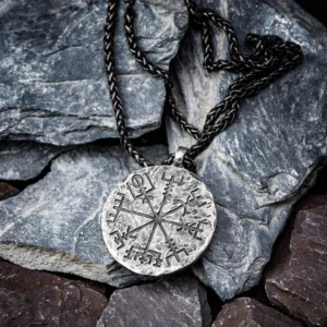 Detailansicht Vegvisir Symbol auf Wikinger Anhänger, eingravierte nordische Runen