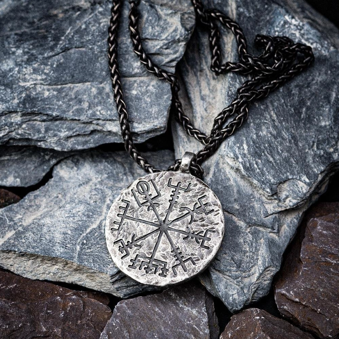 Detailansicht Vegvisir Symbol auf Wikinger Anhänger, eingravierte nordische Runen