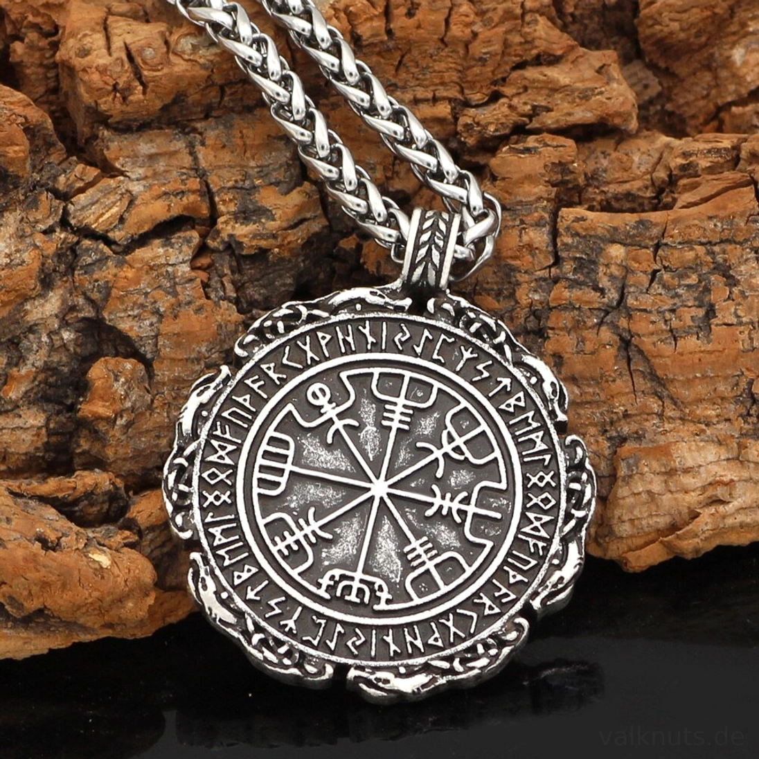Detailansicht des Vegvisir Wikinger Anhänger mit Runen Kreis