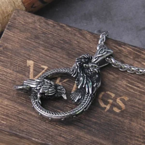 detailansicht des wikinger anhaenger mit huginn und muninn gravur