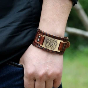 Detailansicht Wikinger Armband Drakkar mit Metallanhänger und Ledergeflecht
