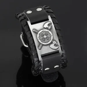 Detailansicht Wikinger Armband Metallanhänger mit gekreuzten Äxten aus Wikinger Kultur