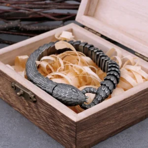 Detailansicht Wikinger Armreif Jörmungandr mit fein gravierten Schuppen