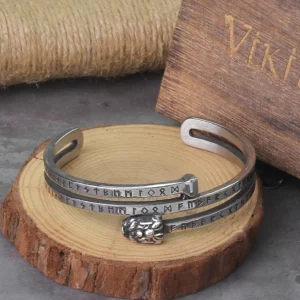 Detailansicht des Wikinger Armreif mit eingravierten Runen und Valknut Symbol