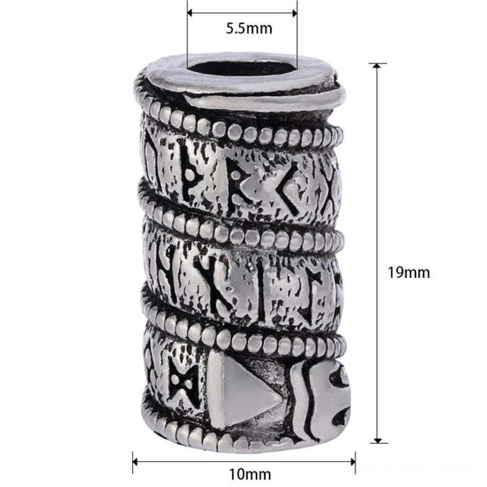 Detailansicht Wikinger Bartperle mit Jormungandr Motiv und eingravierten Runen, antiker Wikinger Bartschmuck