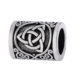 detailansicht gravur wikinger bartperle triquetra aus edelstahl, wikinger bartschmuck