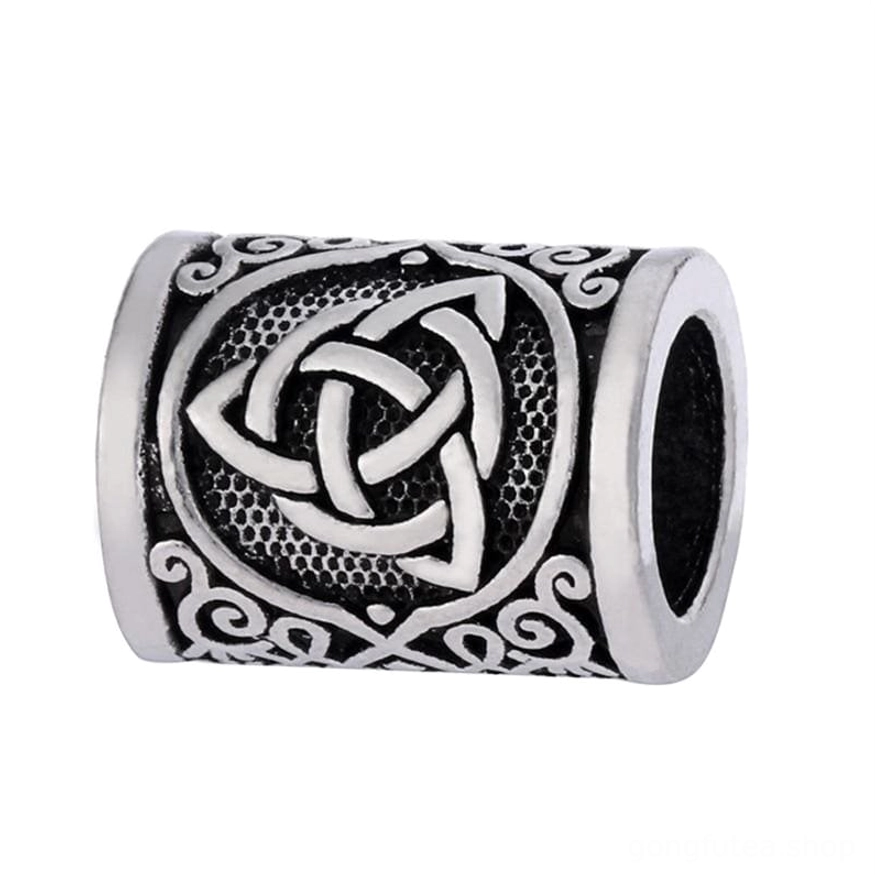 detailansicht gravur wikinger bartperle triquetra aus edelstahl, wikinger bartschmuck