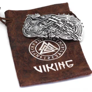 Detailansicht Wikinger Drache Brosche mit fein gearbeiteten Knotenmustern