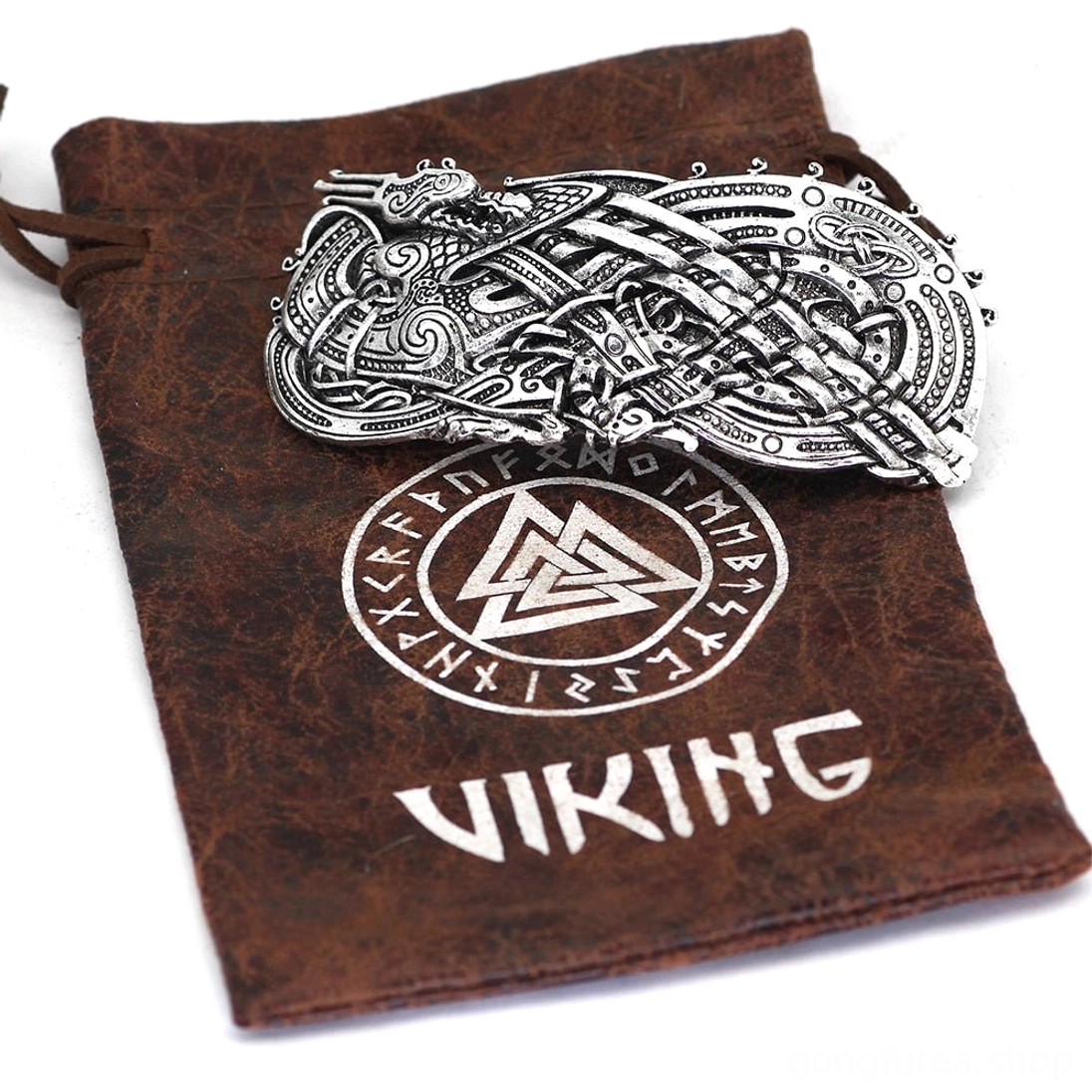Detailansicht Wikinger Drache Brosche mit fein gearbeiteten Knotenmustern