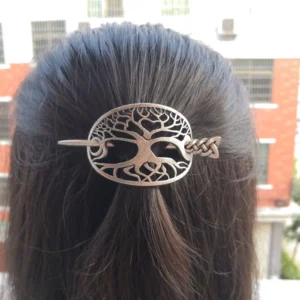 Detailansicht der Wikinger Haarspange mit feiner Yggdrasil Gravur