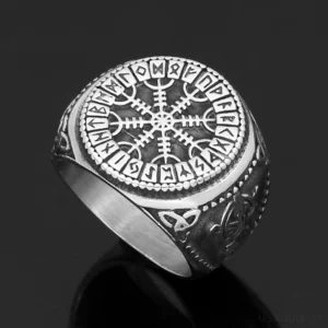 Detailansicht Wikinger Ring Ägishjalmur mit Wikinger Knoten Gravur