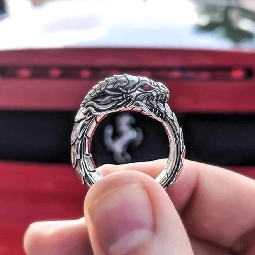 Detailansicht Wikinger Ring Jörmungandr Midgardschlange mit Schuppenmuster